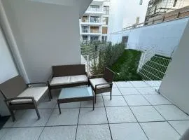 Luxury Central Apartment with Free Parking and Garden