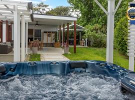 Callala Bay Gem - Jervis Bay - Pet Friendly Getaway with Spa, hotel in Callala Bay