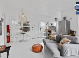 Adrift - Pet-friendly - 5 min Walk to Bay - Rustic Charm