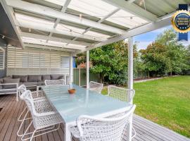 Hayes Beach House I Award Winner I 4 Mins to Beach, Hotel in Callala Beach