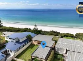 Quay's Cabin - Absolute Beachfront with Views