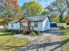 Stylish Getaway Near Knoxville, Airport & The Smokies