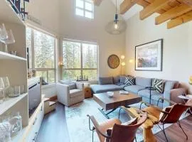 Fully Renovated Slopeside Penthouse Loft