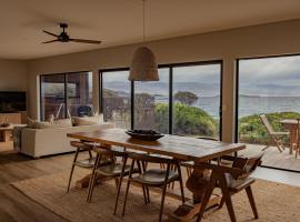 Cooinda - on the beach - Bicheno, hotel in Bicheno