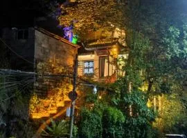 Phoenix Mountain View Courtyard Homestay