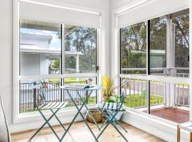 Stay and Float in Basin Bliss, hotel in St Georges Basin