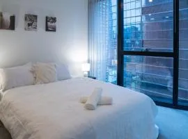 Home in the Sky 2BR,2BA with City Views,Pool & Gym