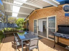 Coastal Capers - Pet Friendly - 10 Mins Walk to Beach