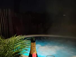 Appartement romantique avec jacuzzi、イエールのホテル