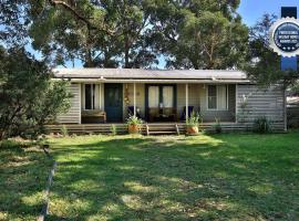 Innisfree I Pet Friendly I 2 Mins to Beach, hotel in Callala Beach