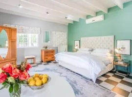 1-Bed Cottage ,Sleeps 3, Walk to Boys High and Bossa