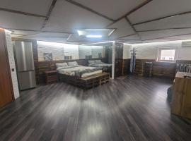 Смарт квартира в стилі лофт в самому центрі міста, Hotel in Sumy