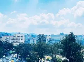 City View 2BR Home in Burnham - Dalisay Unit by Balay Paz