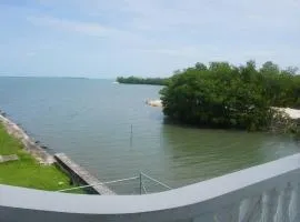 See Belize WATERSIDE Sea View Apt for 6 with Kitchen, Balcony, Infinity POOL & Overwater Deck, 2nd Floor