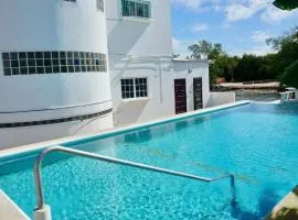 See Belize WATERSIDE Sea View Apt for 6 with Kitchen, Balcony, Infinity POOL & Overwater Deck, 2nd Floor