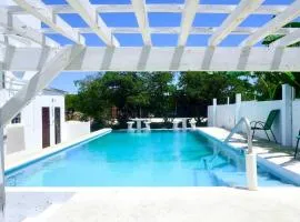 See Belize WATERSIDE Sea View Family Apt for 6 with Kitchen, Balcony, Infinity POOL & Overwater Deck, 2nd Floor