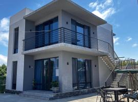 Riverside Cotagge, hotel com piscinas em Poti