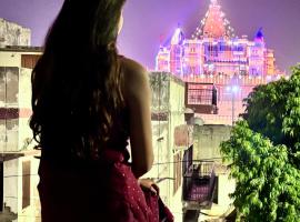 Divine Stay- Facing Krishna Janambhoomi Temple- Family Curated HomeStay - Hotel Like Amenities, ξενοδοχείο σε Mathura