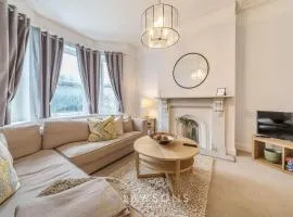 Luxury 5BR Villa I Central & Free Parking