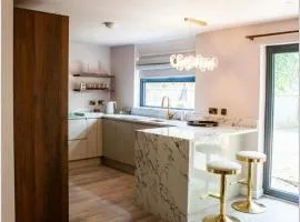 Elegant Contemporary Private Bungalow