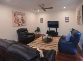 KozyGuru | Richmond | Stylish 3-Bedroom City Gem