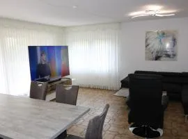 Große gut ausgestattete Ferienwohnung, barrierefrei, direkt an der A7