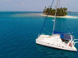 Leopard 42 Catamaran - Private Charter with Crew, Hotel in Masargantupo
