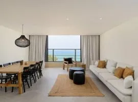 Stylish & Spacious 3 bedroom apartment by the Sea