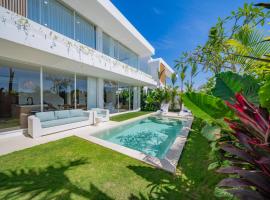 Luxury 3BR Seseh Villa Ocean View with Rooftop Lounge & Beach Access, hôtel à Cemagi