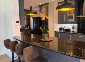 Contemporary Constantia Villa of Elegance, Hotel in Doordrift