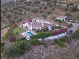 Maison spacieuse avec piscine et vue, Hotel in Alcaucín
