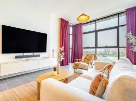 Fantastic Rooftop Pool - Full Canal Views - Spacious 1 BDR Designed by Designer - 5 min walk from Space42 Arena