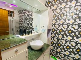 Luxury Stay Royal Villa Aerocity mohali, hotel em Sohāna