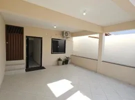 Casa com ar-condicionado no centro da cidade, bem localizada, 10min da praia a pé