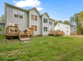 Ideal Family Stay Sleeps 20 in Bloomfield, CT