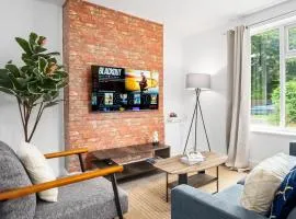 3 Bedrooom House - Garden - Fast WIFI - Private Driveway Parking 215R