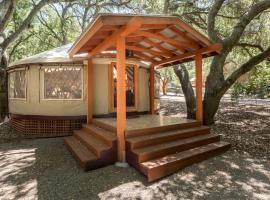 Cozy Romantic Yurt Rental in Woodlands near California Beach Town of Cayucos, hotel in Cayucos