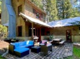 Immaculate Cabin Rental with a Hot Tub next to Lake Pend Oreille in Bonner County, Idaho, ξενοδοχείο σε Broten