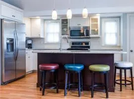 Beautiful & Romantic 1BR Cottage w/Beach Locker