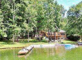 Unique Lakeside Getaway with a Fire Pit on Lake Anna, Virginia, Hotel in Bumpass