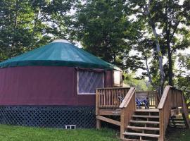 Superb Yurt Rental near George Washington National Forest in Luray, Virginia, tented camp en Luray