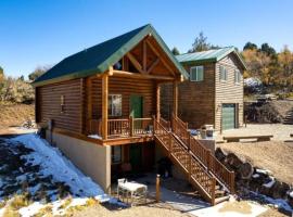 Stunning Cabin Rental for Glamping Escapes Between Bryce Canyon and Zion National Park, hotel en Long Valley Junction