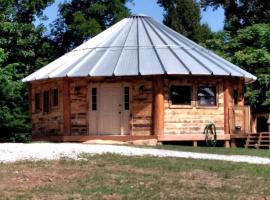 Rustic Octagon-Shaped Cabin for a Glamping Getaway near Huntington, West Virginia, ξενοδοχείο σε Genoa