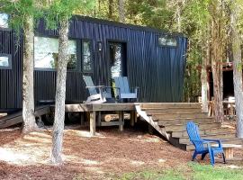 Stylish Tiny House for Glamping in South Carolina, hotel em Rock Hill
