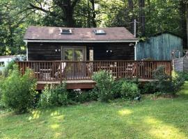 Romantic Mountain Cabin with Stunning Views in Ulster County, New York, hotel in Shandaken