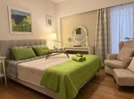 Στην ΚΑΡΔΙΑ ΤΗΣ ΠΟΛΗΣ - in the HURT OF THE TOWN