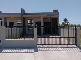 Paraiso das ondas primeira quadra do mar, hotel in Balneário Gaivotas