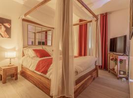 Suite romantique La Maison de Flora SPA intérieur, jardin et lit King size, hotel v mestu Rousson