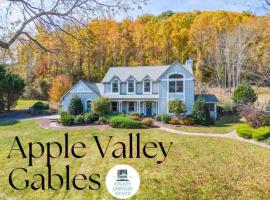 Apple Valley Gables-Cozy mountain home with views, villa in Hendersonville