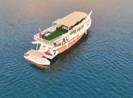 Musandam Starlight Dhow Cruise, hotel in Dibba